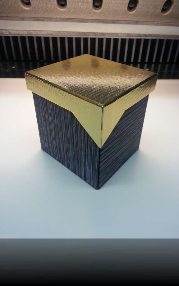 Hodulja display dorado caja negra