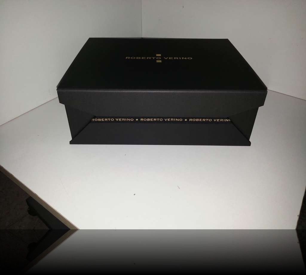 Hodulja display caja negra en blanco